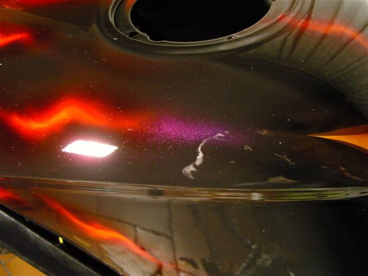 Rieju RS2 airbrush projekt - Her er et billede af den lilla pearl som der er i flammerne. Det ser super godt ud! Lige når der kommer lys på, så lyser den lille farve bare helt op, og når der ikke er noget lys på den, så forsvinder den totalt :-) billede 32