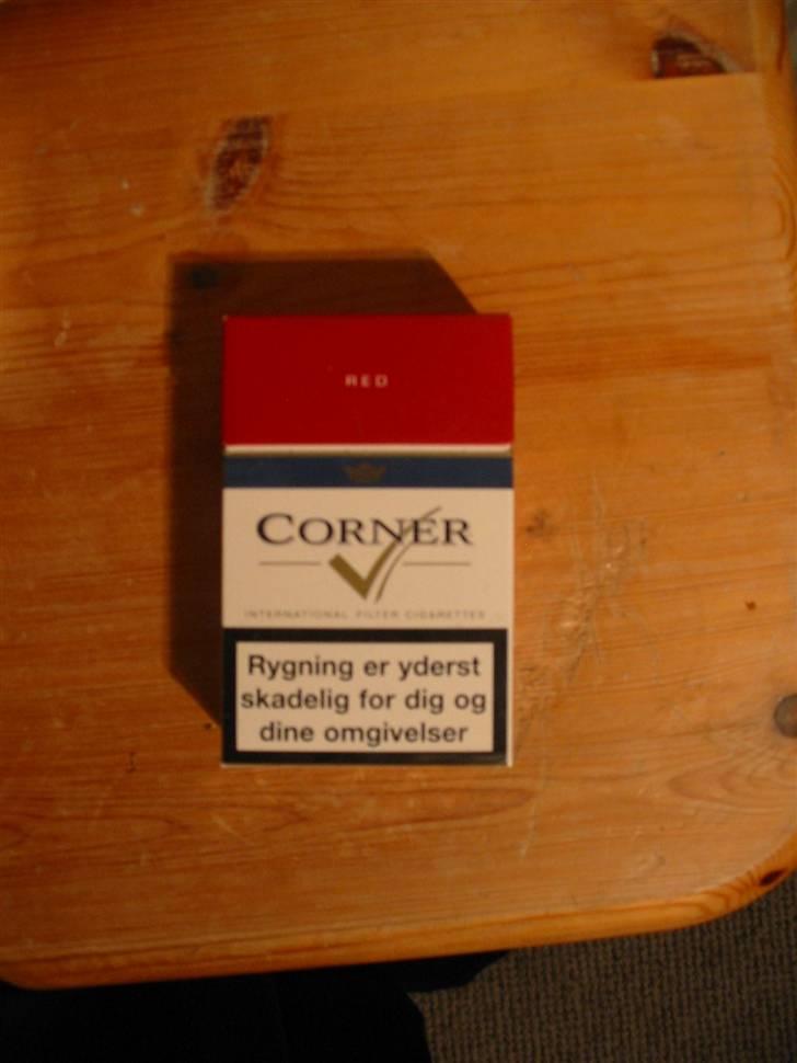 Smøg testen! - Rød Coner
Pris 27.-

Design: Rimlig kedeligt 6/20 Smøger

Kvalitet af indeholdet: En ok smøg dog lidt højt tjæreindhold så man lugter groft af dem 8/20 Smøger billede 1