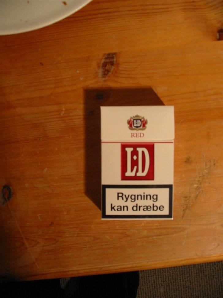 Smøg testen! - Rød LD
Pris 24,50.-

Design: Gammeldags og monotomt 3/20 Smøger

Kvalitet af indeholdet: Testens værste smøg indtil vidre, utrolig klam smag! 2/20 Smøger billede 2