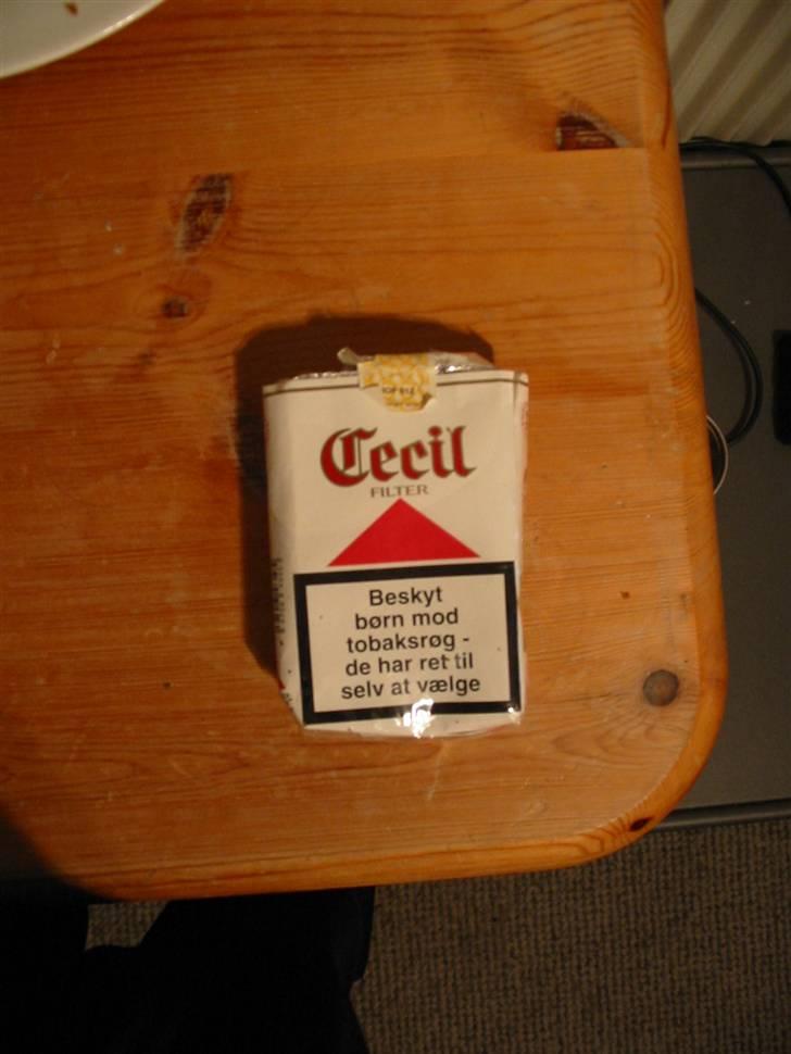 Smøg testen! - Rød Cecil
Pris 31.-

Design: Flot design, flot tekst. 10/20 Smøger

Kvalitet af indeholdet: Rigtig kvalitet, en af de bedste smøger. Men dog har den (endelig) fundet sin oversmøg! 15/20 Smøger! billede 4