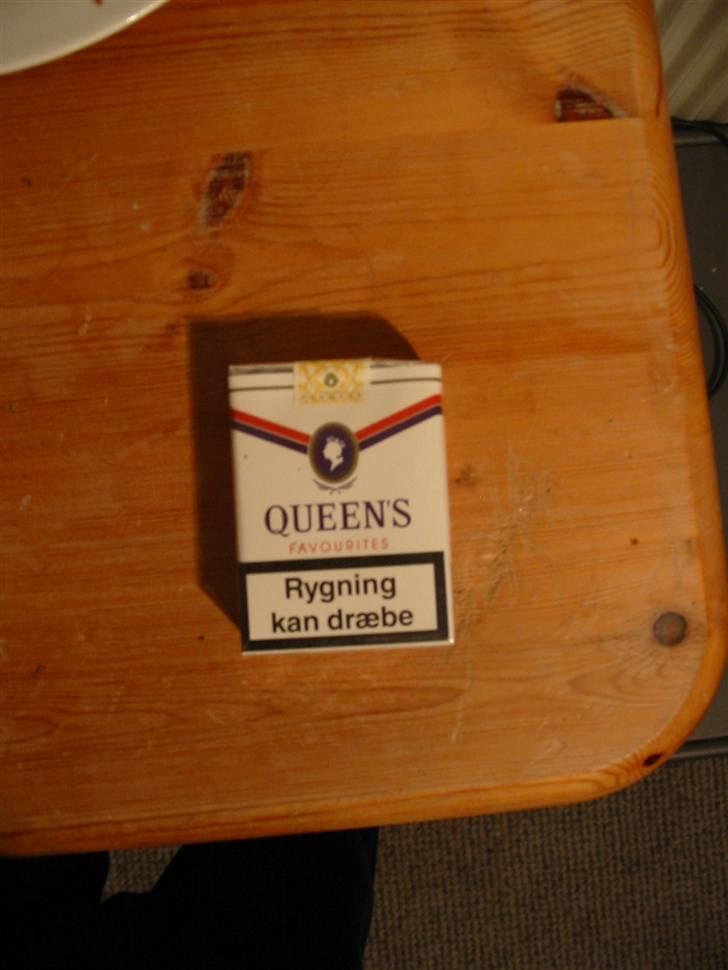 Smøg testen! - Queen's u/filter.
Pris 32,50.-

Design: Fint og fornemt dog stadig lidt kedeligt 9/20Smøger.

Kvalitet af indeholdet: Ikke ligefrem nogen nydelse, efterfulgt af en masse tobak i munden. 4/20 Smøger billede 5