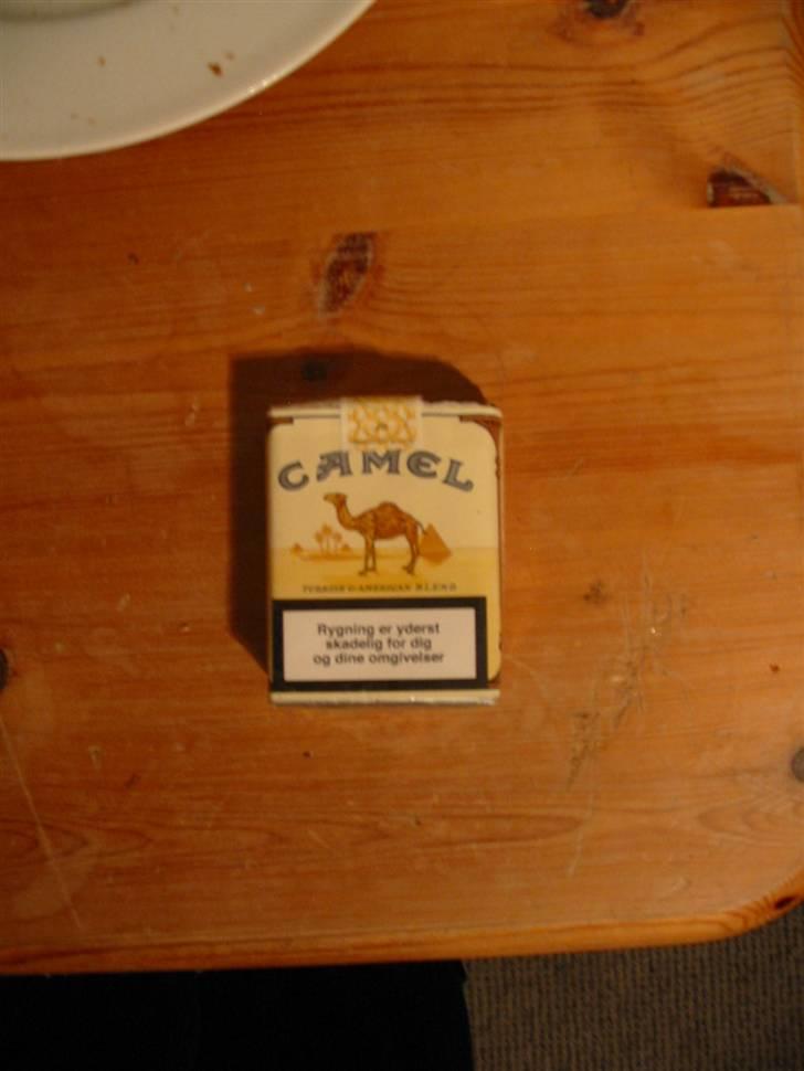 Smøg testen! - Gul Camel u/filter.
Pris 31,50.-

Design: Et af de flotteste designs vi har set, genial kamel! 15/20 Smøger!

Kvalitet af indeholdet: Minder meget om Queen's men prisen er også 1 krone billigere. 4/20 Smøger billede 6