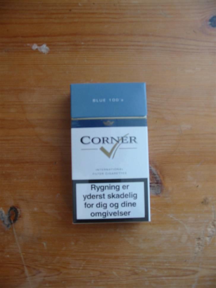 Smøg testen! - Corner blå
Pris 28.-

Design: Også ret trist at kigge på, dog med farven der gør den mere spændende end rød Corner 7/20 Smøger

Kvalitet af indeholdet: En god smøg til prisen, meget mild. 10/20 Smøger billede 9