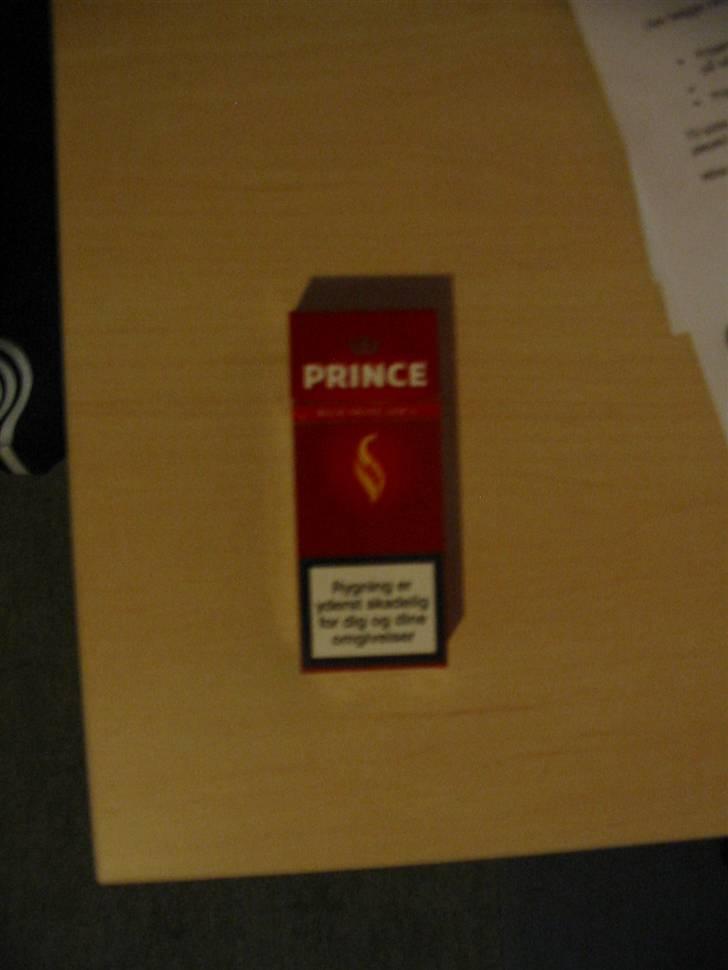 Smøg testen! - Prince
18.- (Dog 10pakke)

Design: Flot pakke, gode farver og "flammen" sætter prikken over i'et 13/20 Smøger

Kvalitet af indeholdet: En rigtig god smøg, dog af prisen højere end Cecil - som vi stadig syntes er de bedste. 12/20 Smøger billede 10