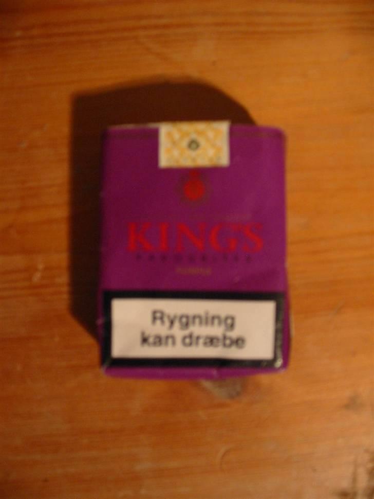 Smøg testen! - Lilla Kings
Pris 32,50.-

Design: Lækker farve! 13/20 Smøger

Kvalitet af indeholdet: En kraftig smøg - giver et lille krads i halsen. God til en kort pause! 12/20 Smøger billede 11