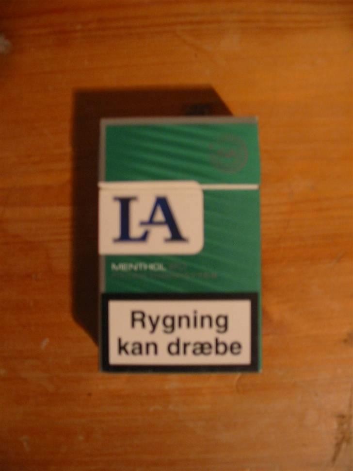 Smøg testen! - Grøn LA (menthol)
Pris 23,50.-

Design: En flot pakke med et par fede detalier. 11/20 Smøger

Kvalitet af indeholdet: En god menthol til pengene. Helt klart den bedste menthol til prisen. 11/20 Smøger billede 12