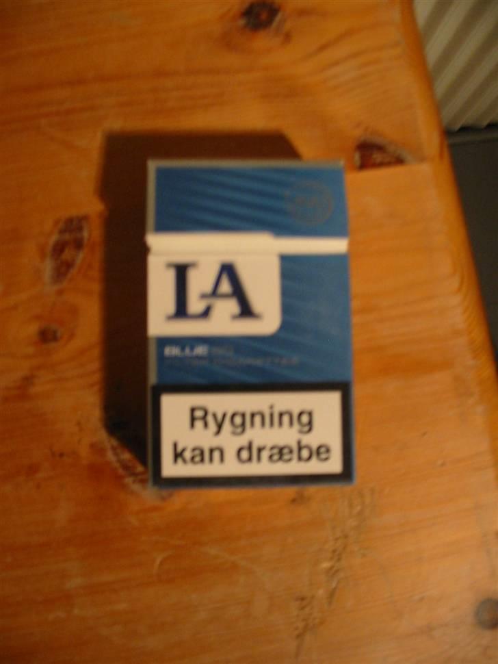 Smøg testen! - Blå LA
Pris 23,50.-

Design: Minder meget om den grønne, dog en mere "frisk" farve som giver et indbydende look. 12/20 Smøger

Kvalitet af indeholdet: En mild smøg til rigtig gode penge. 11/20 Smøger billede 13