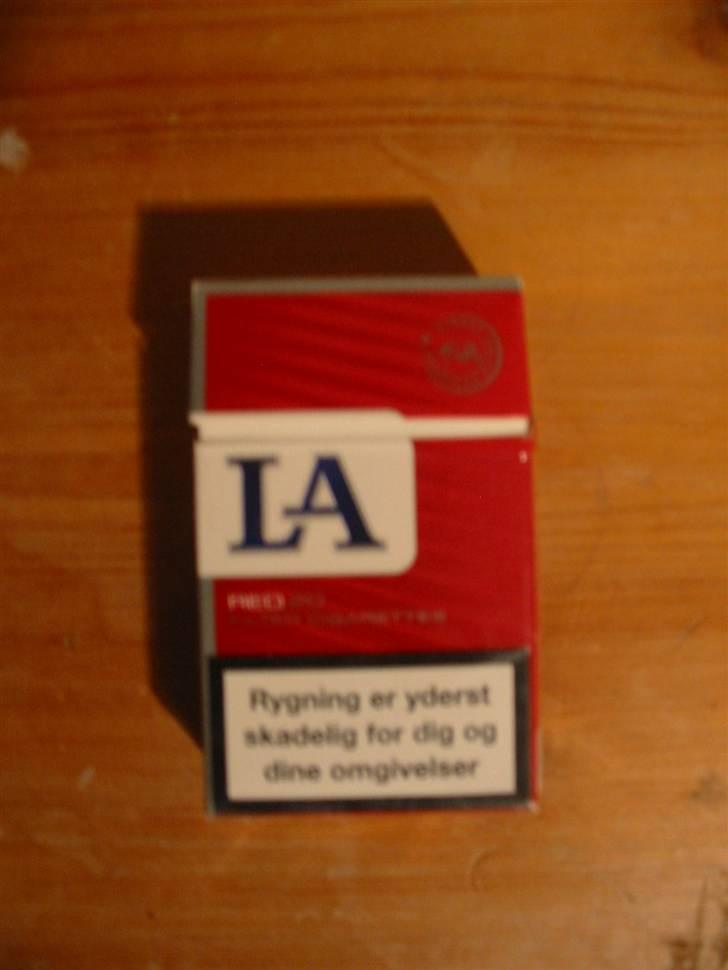 Smøg testen! - Rød LA
Pris 23,50

Design: Minder om de to forrige, dog er farven lidt kedelig 10/20 Smøger

Kvalitet af indeholdet: Ikke en specielt god smøg, men prisen er lav. 10/20 Smøger. billede 14