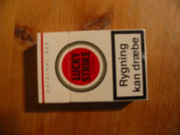 Smøg testen! - Lucky Strike
Pris 33.-

Design: Sjov pakke, hvor "pletten" i midten godt kunne forestille en skydeskive. 12/20 Smøger

Kvalitet af indeholdet: Ikke ligefrem det bedste testen har set - og prisen ligger 2 kroner over cecil! 8/20 Smøger billede 15