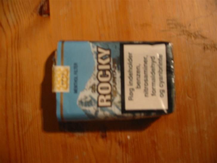 Smøg testen! - Rocky Mountain (Menthol)
Pris 34.-

Design: Vi er tæt på en topkarakter! Pakken ser enormt indbyende ud! Den nye favourit i design! 17/20 Smøger

Kvalitet af indeholdet: Også testen bedste menthol smøg! Faktisk kan den næsten konkurrer med rød cecil! 14/20 Smøger billede 16