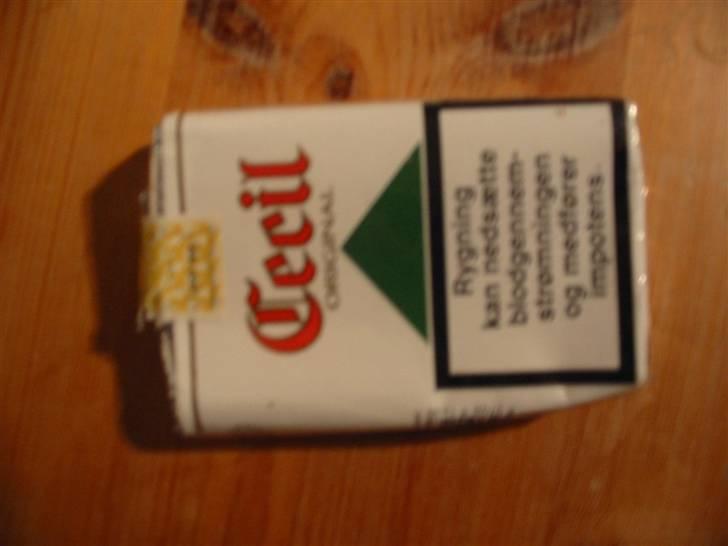 Smøg testen! - Grøn Cecil u/filter
Pris 31.-

Design: Det samme som rød cecil, dog med et grønt twist, som kan virke forvirrende da det oftes er menthol! 10/20 smøger

Kvalitet af indeholdet: Et fail fra cecil's ellers høje standard! Slet ikke det samme som en rød cecil! 6/20 Smøger! billede 17