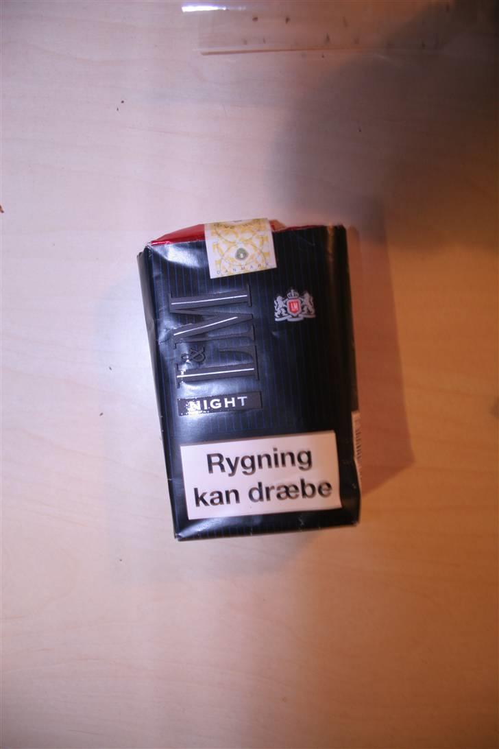 Smøg testen! - Night LM
Pris: 25.-

Design: En noget flottere pakke end rød LM, de blå striber og især det metallicrøde papir gør pakke fed! Enormt stilet! 14/20 Smøger

Kvalitet af indeholdet: En af de bedre smøger, MEGET bedre end rød LM! 10/20 Smøger billede 19