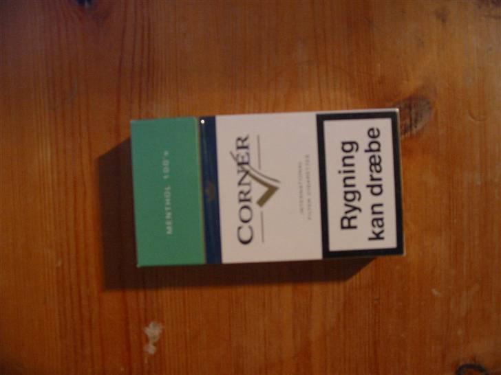 Smøg testen! - Grøn Corner (Menthol)
Pris: 27.-

Design: Kedeligt, Kedeligt, Kedeligt! Det ser somom de ikke har haft råd til mere grøn farve. Rigtigt fesen! 5/20 Smøger!

Kvalitet af indeholdet: Ok, men ikke med den store smag af menthol! 8/20 Smøger billede 21