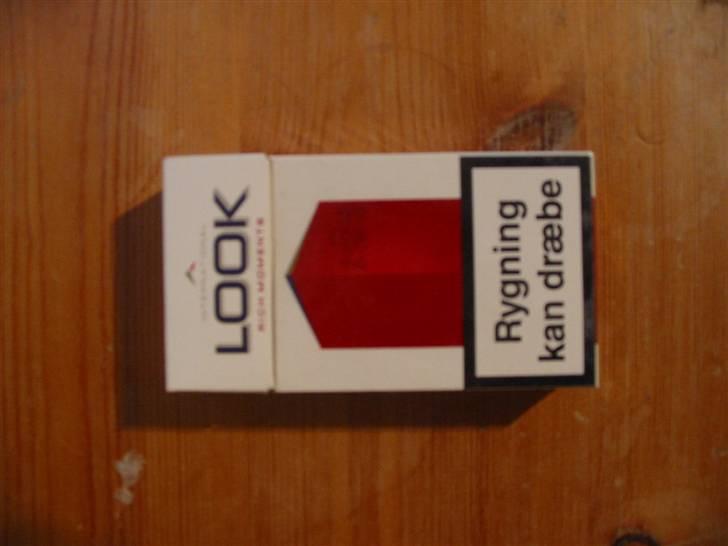 Smøg testen! - Rød Look
Pris: 33,50.-

Design: Lidt gammel far agtigt. 6/20 Smøger

Kvalitet af indeholdet: Ikke en speciel nydelse, men det kan dog ryges - i nødstilfælde :P 5/20 Smøger billede 22