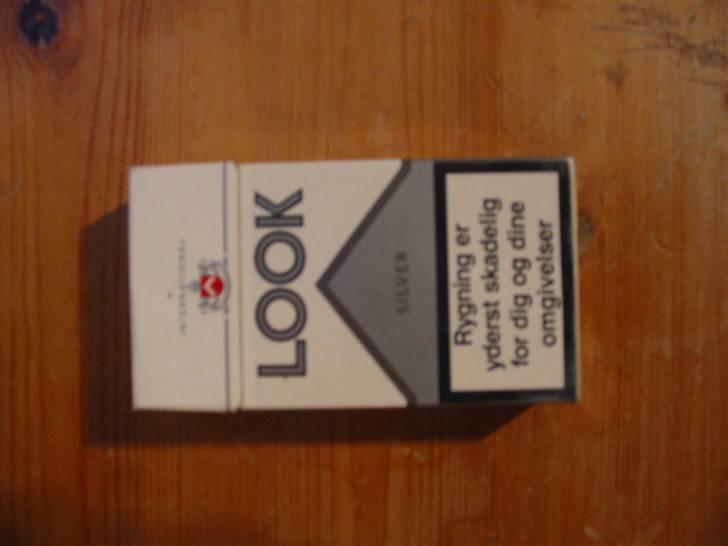 Smøg testen! - Grå/Silver Look
Pris: 33,50.-

Design: Det samme som røde look - bedstefar here we go! -.-' 6/20 Smøger

Kvalitet af indeholdet: En ok smøg - bedre end andre look! 7/20 Smøger billede 23