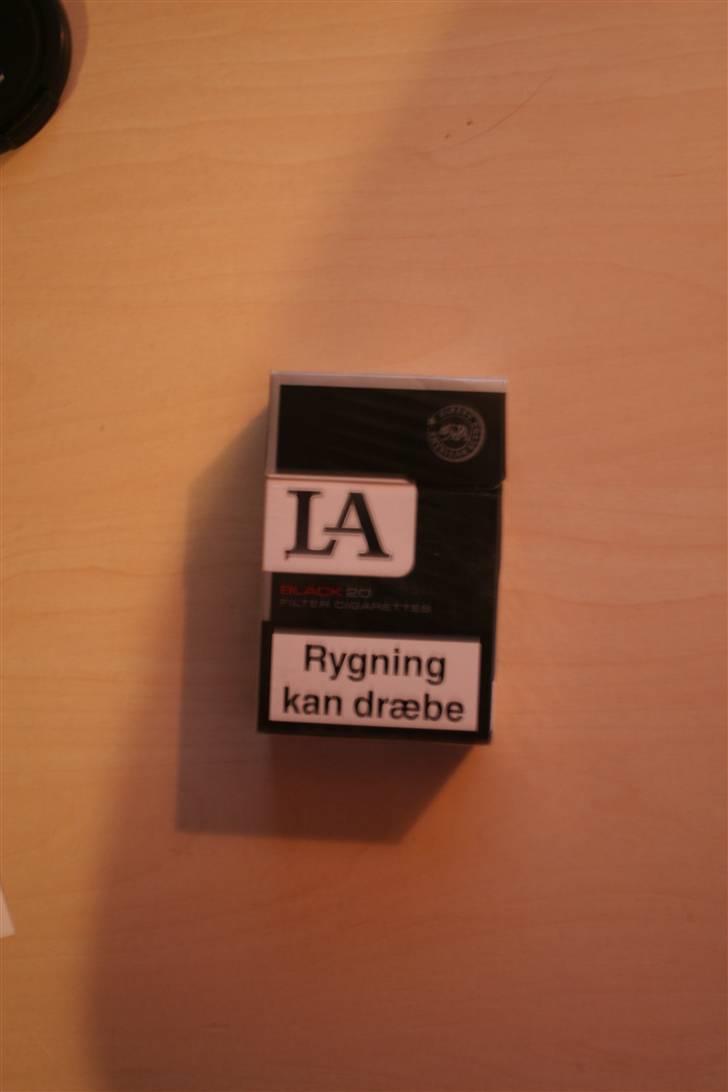 Smøg testen! - Sort LA
Pris: 25.-

Design: Fedt design, med en mystisk sort farve, som gør pakke fed! 14/20 Smøger

Kvalitet af indeholdet: DEN NYE 1'ER! Overraskende at det skulle komme fra LA! Kanon god smøg! Også med en god pris som gir den et ekstra pift! 16/20 Smøger billede 25