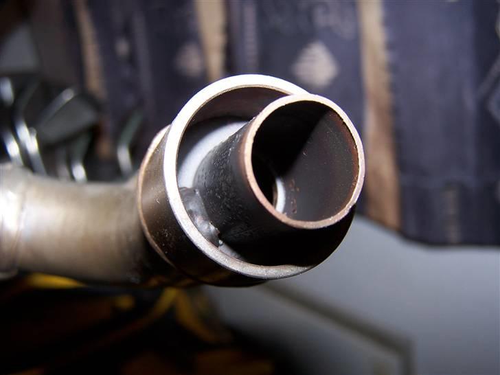 Hvordan man fjerner begrænsning i udstødning - Her er begrænsningen (den der stikker sådan ud, hvis man skulle være i tvivl). Den skal væk. :) billede 1