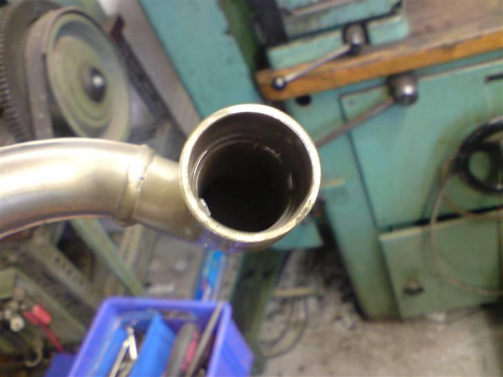 Hvordan man fjerner begrænsning i udstødning - Udstødningen efter begrænsningen er væk. :)
Man kan se de to små klatter begrænsningen sad fast med stadig er i forrøret. Hvis du vil af med dem, så tag en Dremel maskine (lille slibemaskine) og slib dem til du synes det er fint nok. billede 6