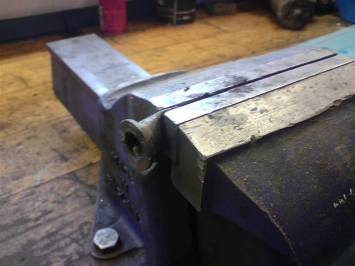 Hvordan man fjerner begrænsning i udstødning - Her kan man se hvordan den sidder i skruetvingen bagefter. billede 4