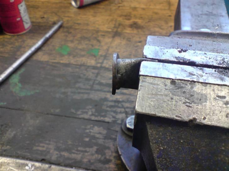 Hvordan man fjerner begrænsning i udstødning - Her kan man se hvordan den sidder i skruetvingen bagefter. billede 3