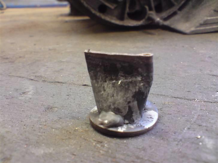 Hvordan man fjerner begrænsning i udstødning - Begrænsningen efter den er ude.
Helt flad i spidsen som jeg sagde den skulle blive. :) Det er jo ligemeget, for den skal jo ikke bruges igen. :D billede 5