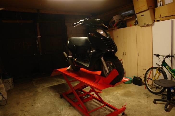 Mit værksted :D - Sonicen står der fordi jeg lige skal have monteret baglygteglas og lavet ny stel forbindelse :D billede 2