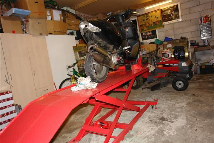 Mit værksted :D - Sonicen står der fordi jeg lige skal have monteret baglygteglas og lavet ny stel forbindelse :D billede 6