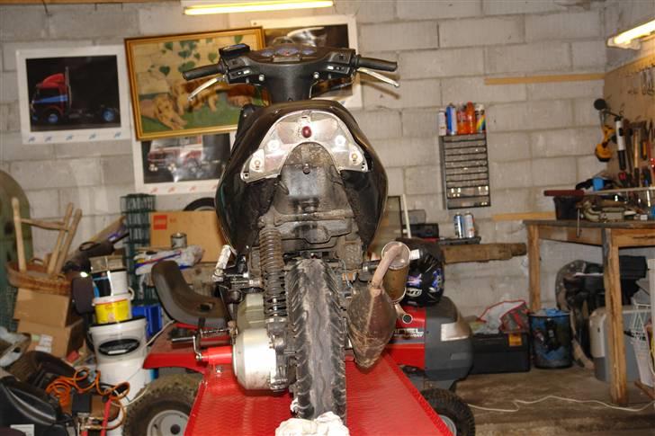 Mit værksted :D - BESKIDT !
Sonicen står der fordi jeg lige skal have monteret baglygteglas og lavet ny stel forbindelse :D billede 7