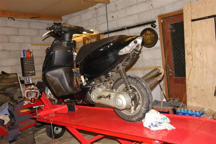 Mit værksted :D - BESKIDT !
Sonicen står der fordi jeg lige skal have monteret baglygteglas og lavet ny stel forbindelse :D billede 8