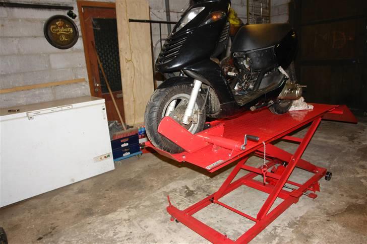 Mit værksted :D - Sonicen står der fordi jeg lige skal have monteret baglygteglas og lavet ny stel forbindelse :D billede 9