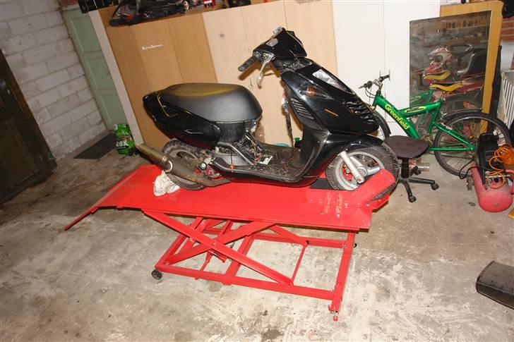 Mit værksted :D - Sonicen står der fordi jeg lige skal have monteret baglygteglas og lavet ny stel forbindelse :D billede 10