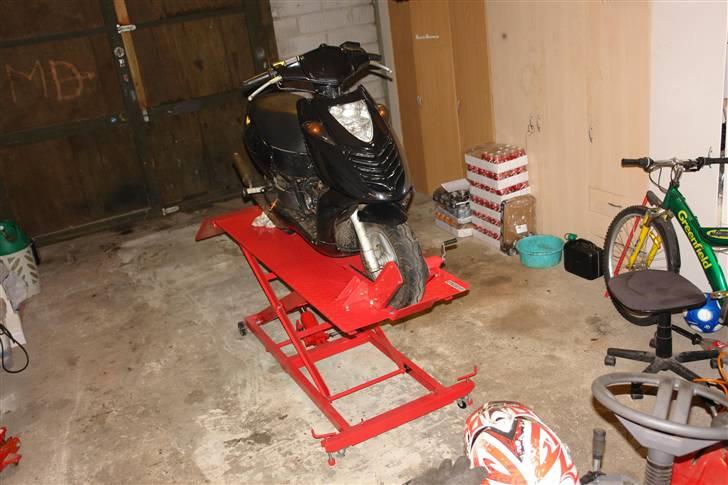 Mit værksted :D - Sonicen står der fordi jeg lige skal have monteret baglygteglas og lavet ny stel forbindelse :D billede 11