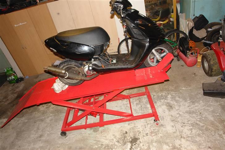 Mit værksted :D - Sonicen står der fordi jeg lige skal have monteret baglygteglas og lavet ny stel forbindelse :D billede 1