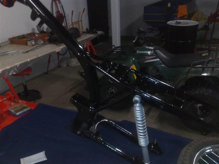 Suzuki Dm50 Samurai Projekt - Så blev stellet færdigt lakeret. det ser dog ikke lige så godt ud på billedet som i virkeligheden (kan enhver jo komme og sige)  men tager nogle ordentlige billeder senere. billede 47