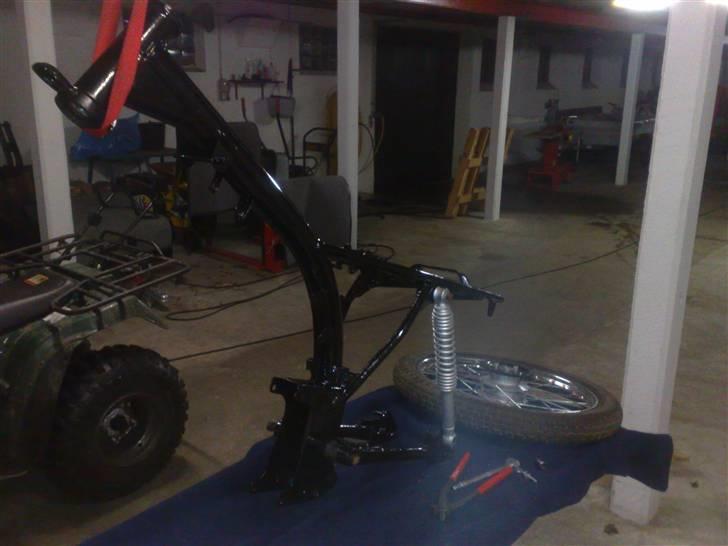 Suzuki Dm50 Samurai Projekt - Så blev stellet færdigt lakeret. det ser dog ikke lige så godt ud på billedet som i virkeligheden (kan enhver jo komme og sige)  Så skal jeg bare igang med at samle. billede 48