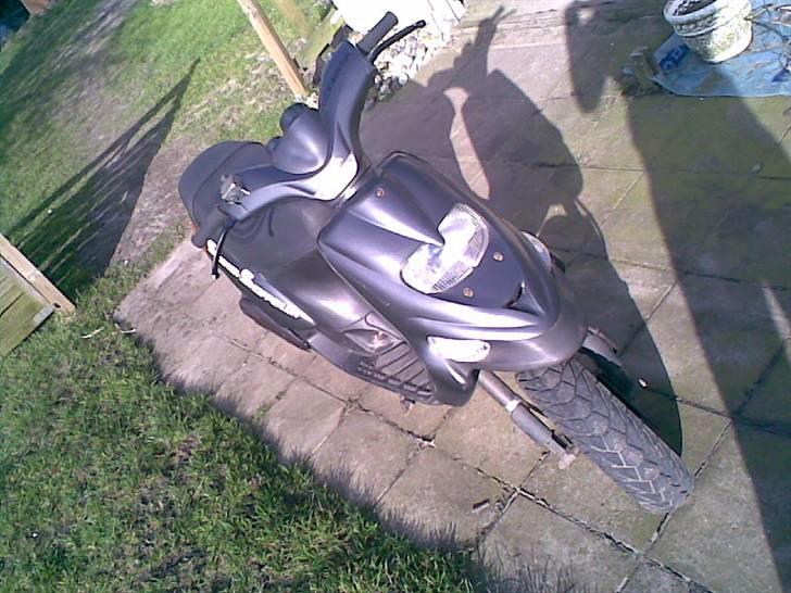 Gilera Stalker -  - Nyt Variodæksel ( Blok ) fra en 2005'er
Her er der lige kommet de klare blinklys glas på, og de nye Chrome blinklys pære.
Og naturligvis blå forlygte pære, ( Det ser virkelig godt ud ) billede 4