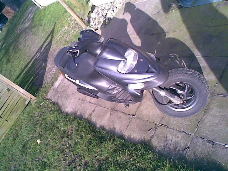 Gilera Stalker -  - Nyt Variodæksel ( Blok ) fra en 2005'er
Her er der lige kommet de klare blinklys glas på, og de nye Chrome blinklys pære.
Og naturligvis blå forlygte pære, ( Det ser virkelig godt ud ) billede 3