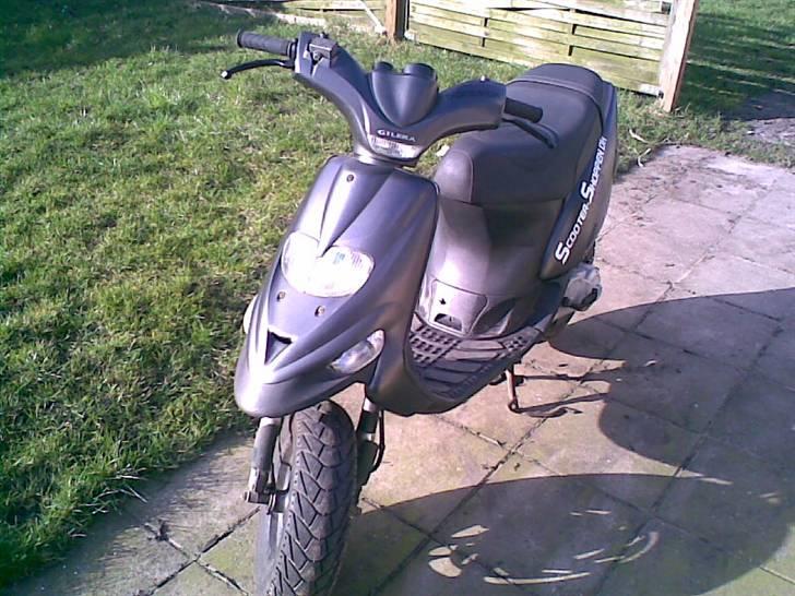 Gilera Stalker -  - Nyt Variodæksel ( Blok ) fra en 2005'er
Her er der lige kommet de klare blinklys glas på, og de nye Chrome blinklys pære.
Og naturligvis blå forlygte pære, ( Det ser virkelig godt ud ) billede 2