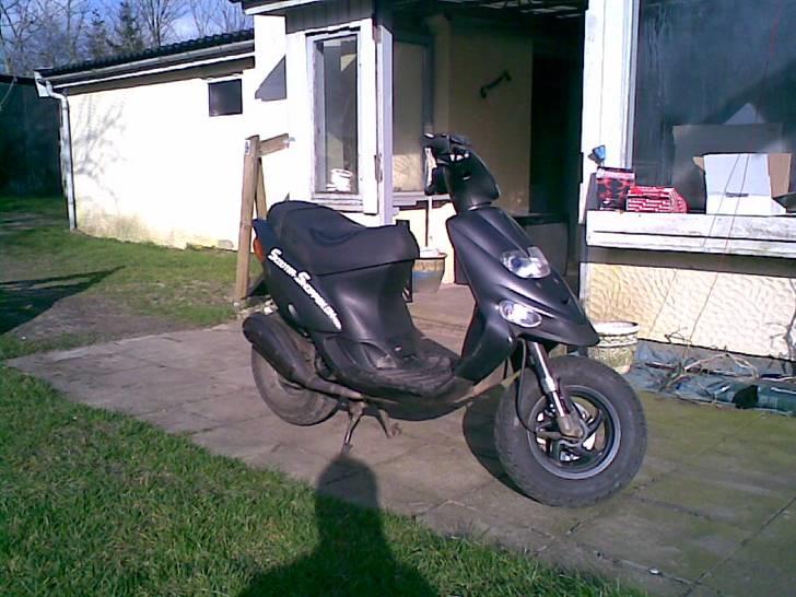 Gilera Stalker -  - Nyt Variodæksel ( Blok ) fra en 2005'er
Her er der lige kommet de klare blinklys glas på, og de nye Chrome blinklys pære.
Og naturligvis blå forlygte pære, ( Det ser virkelig godt ud ) billede 1