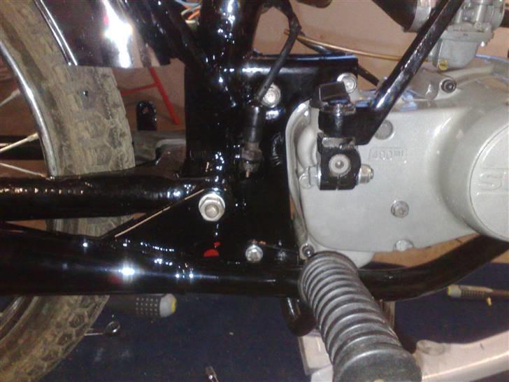 Suzuki Dm50 Samurai Projekt - Her kan man se lidt af stellet som jeg har lakeret. billede 53