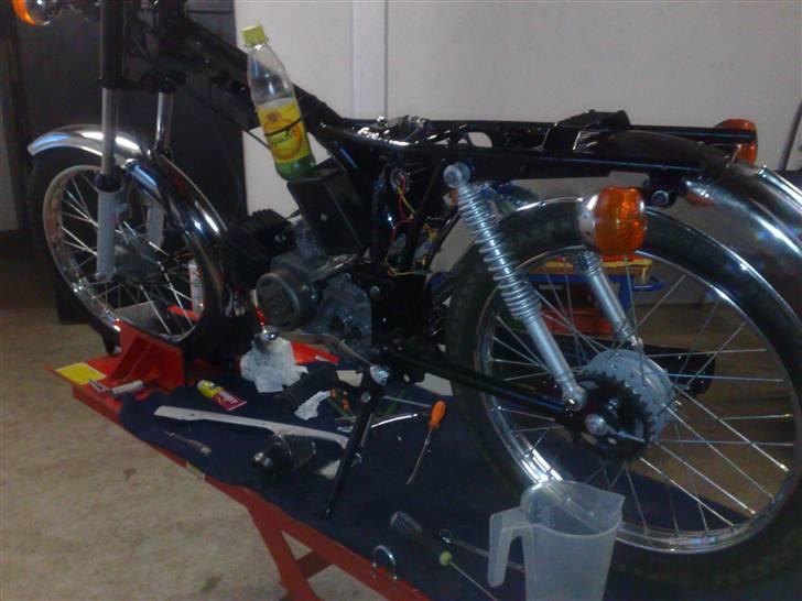 Suzuki Dm50 Samurai Projekt - Her står den så, midlertidig tank, skulle jo se om den kunne starte :D og det kunne den :P billede 54