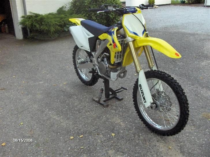 Suzuki RMZ 250 2009  - Billedet er taget 10min. efter jeg fik den, helt splinter ny, lækkert !! :D billede 1