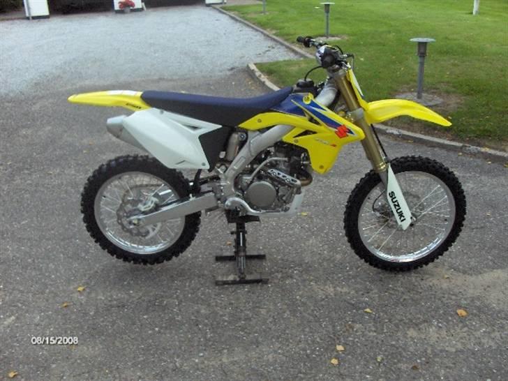 Suzuki RMZ 250 2009  - Billedet er taget 10min. efter jeg fik den, helt splinter ny, lækkert !! :D billede 2