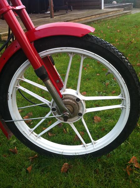 Hvordan strammer jeg mine puch maxi bremser ?