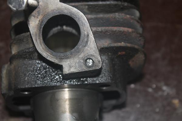 Udstødnings bolt knækket i cyllinder