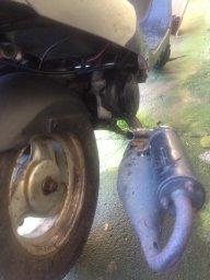 Mangler der ikke et beslag her (udstødning)