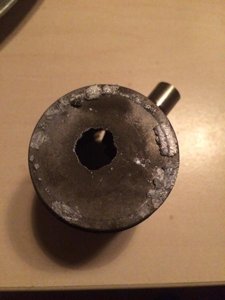 Brændt hul i stempel