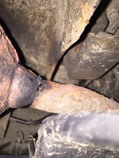 Knækket udstødning.