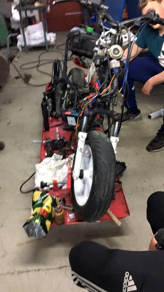 Jog R gnister kun i starten