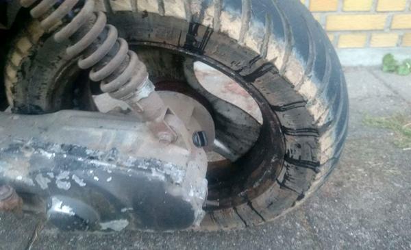 Olie kommer ud fra midten af baghjulet 